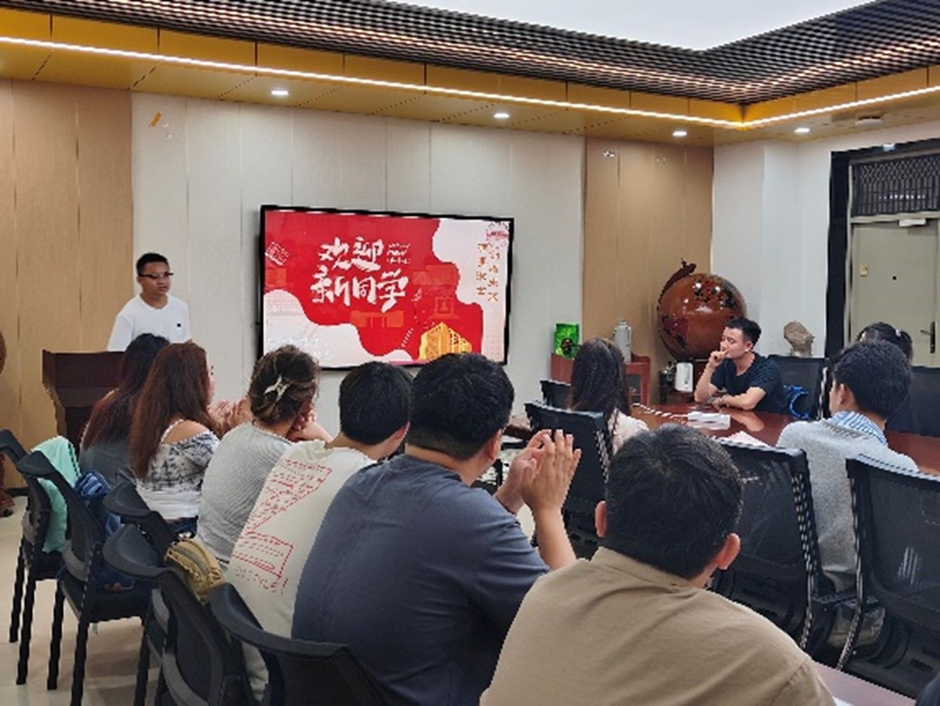 9159金沙游戏场2025级研究生新生主题班会顺利举行