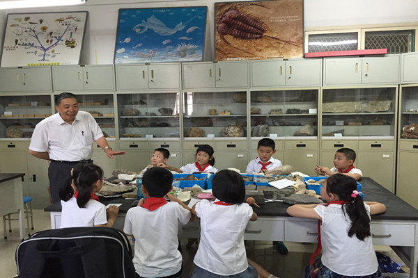 包河区“红领巾寻访”活动的少先队员走进金沙游戏场官网古生物实验室
